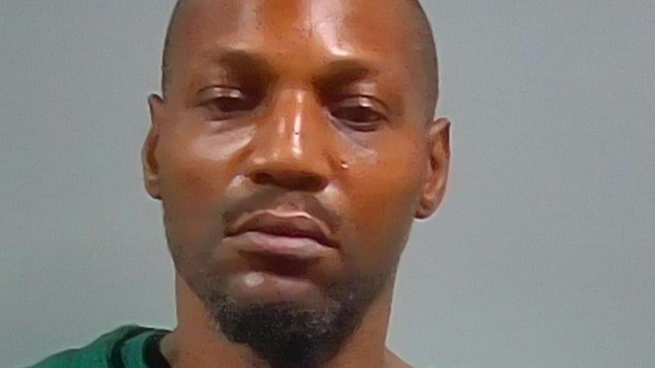 Turner, Robert Lee Charged with Larc; Resist Officer; Drugs-Possess; Smuggle Contraband; Drug Equip-Possess; Battery