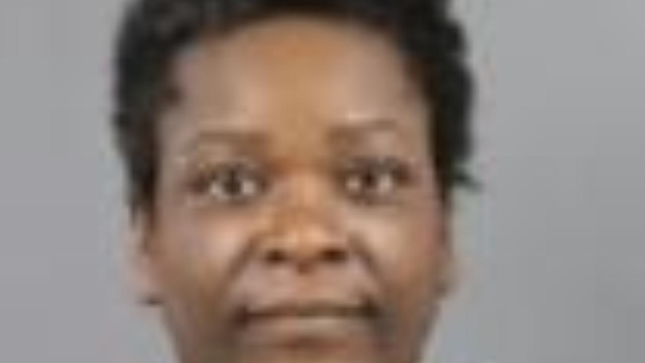 KNIGHT, TANGIE SHARIE indiciado por 2877 - Shoplifting / Value $2000 or less (Enhancement per 16-01-0057)